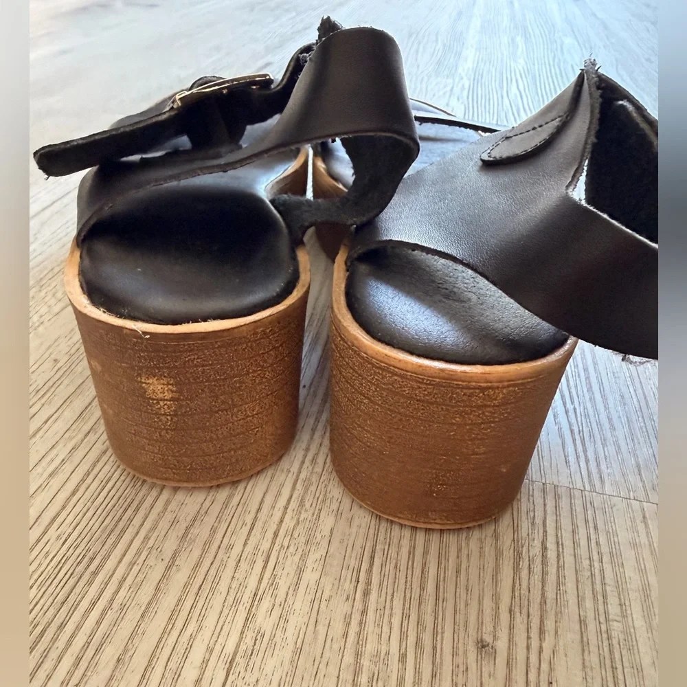 Black Platform Sandals with Wood-Look Sole and Buckle